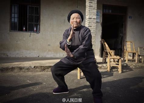 94岁功夫奶奶：坚持练功九十多年 拳、腿、棍三绝！__中国青年网