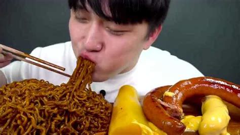 大胃王美食吃播，韩国小哥吃烤肠火鸡面炸酱面脆萝卜_腾讯视频