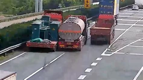 货车强行变道导致事故后逃逸，交警找回涉事司机_凤凰网视频_凤凰网