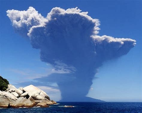 日本鹿儿岛发生火山喷发 130名居民紧急避难 - 中文国际 - 中国日报网_新浪新闻