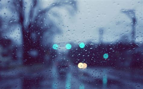 一个人雨中撑伞的孤独背影伤感桌面壁纸图片(2)_配图网