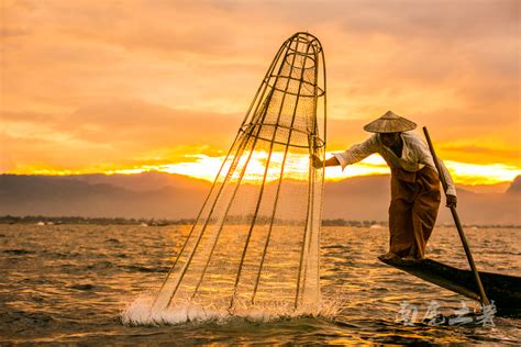 这里的渔夫单脚站立划船，捕鱼像表演杂技，险象环生_南麂土著_新浪博客