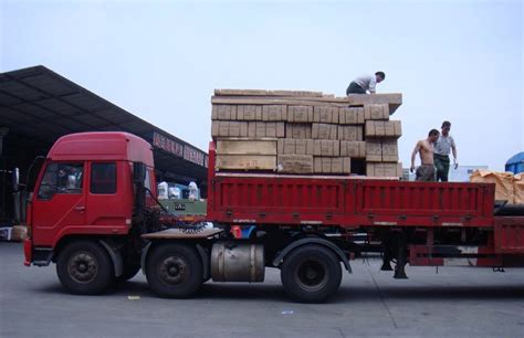 两个工厂搬运货物的工人高清图片下载-正版图片501641013-摄图网