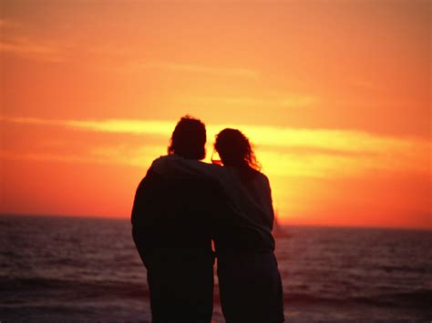 情侣海边散步图片 情侣在海边的图片(3)_配图网