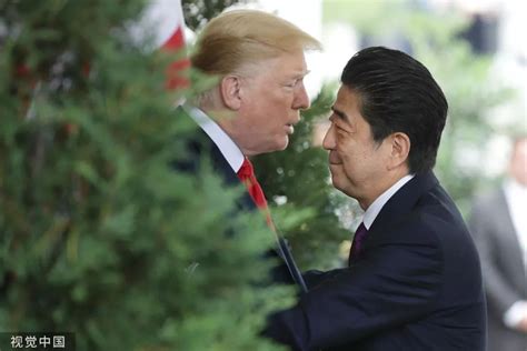 特朗普夫妇与安倍夫妇白宫合影时“独霸红毯” 日本网友炸了