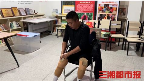 山东老人双腿残疾用手撑板凳行走60年，乐于助人被赞为“活雷锋”|板凳|老人|双腿_新浪新闻
