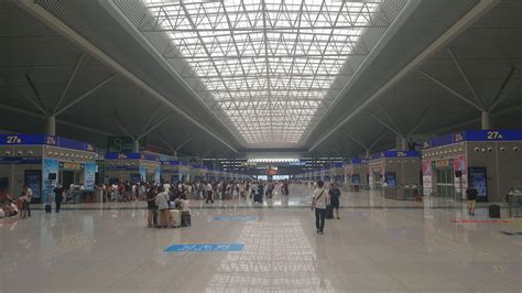 北京始发列车抵达郑州东站，站台上已无积水_京报网