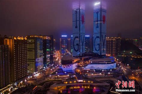 重庆在建第一高楼上演灯光秀 璀璨夺目吸引眼球|重庆市|周毅|第一高楼_新浪新闻
