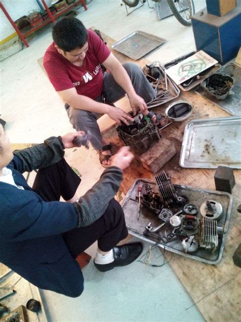 油男修理摩托车发动机的械工严厉高清图片下载-正版图片307805222-摄图网