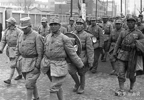 1936年12月，绥远前线戴防毒面具的抗日士兵。方大曾摄