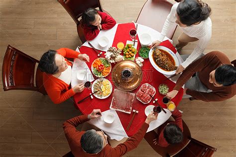 幸福家庭过年吃团圆饭图片素材下载-稿定素材