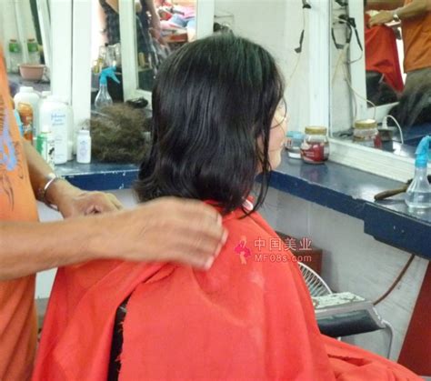 美发造型师给男乘客剪头发高清图片下载-正版图片502091043-摄图网