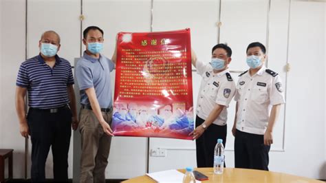 武汉市公安局向我院授予“武汉市治安保卫重点单位”牌匾及感谢信-湖北省第三人民医院