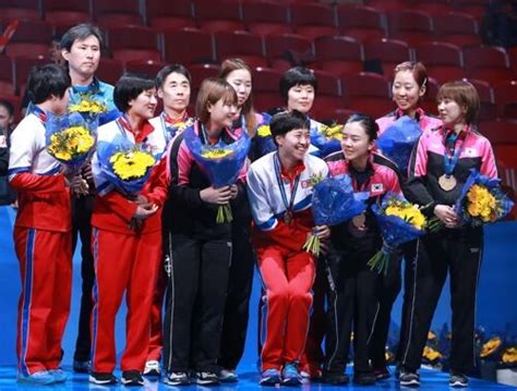 朝韩女乒合体摘铜合体领奖 同看两国国旗并排升起|韩国|朝鲜|世乒赛_新浪新闻