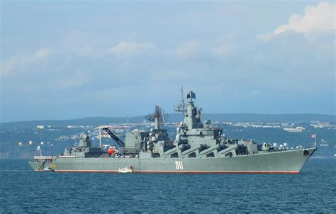俄罗斯网友拍摄光荣级巡洋舰“莫斯科”号 最吸引眼球的却是极接地气的中国制造