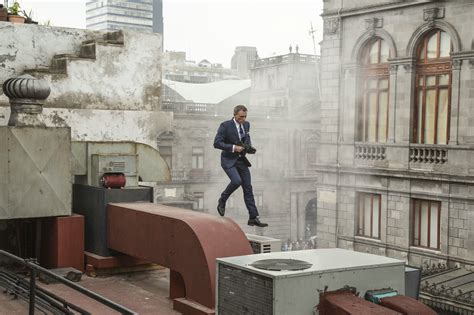 视频：《007：幽灵党》首曝拍摄日志邦德黑衣造型现身世界之巅_娱情速递_温州网