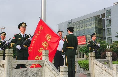 我校国旗护卫队举行元旦升旗仪式-桂林航天工业学院