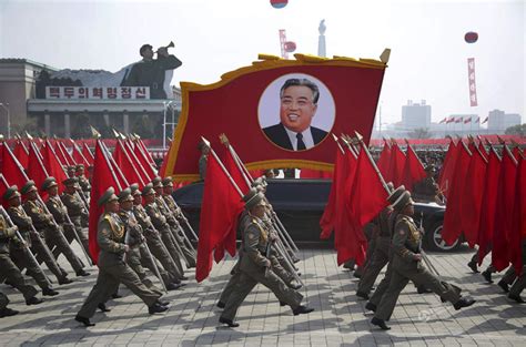 朝鲜举行太阳节大阅兵 多种新式武器亮相_图片频道__中国青年网