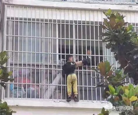 亳州一男孩“挂”在四楼防盗窗外 民警成功救下！凤凰网安徽_凤凰网