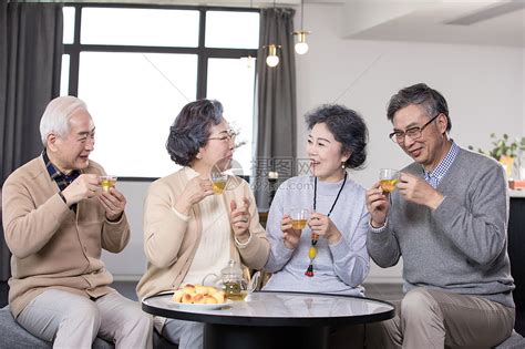 快乐的老年人喝茶聊天高清图片下载-正版图片501161473-摄图网