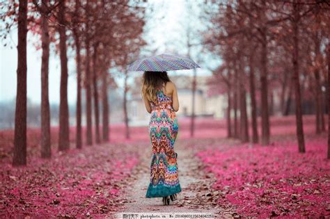 雨中撑伞美丽少女高清图片下载-找素材
