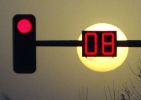 哪种红灯是不可以右转的（可否用图解说明一下）？_百度知道