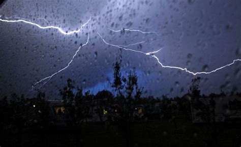 城市上空的大雨闪电雷电背景图片免费下载-千库网