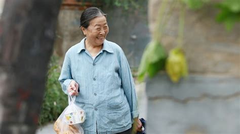 电视剧《背着奶奶进城》插曲-- 心晴（胡杨林） - 金玉米 | 专注热门资讯视频