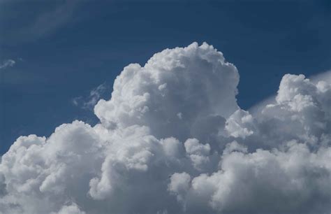 美丽蓝天图片-飘荡着朵朵白云的蓝天素材-高清图片-摄影照片-寻图免费打包下载