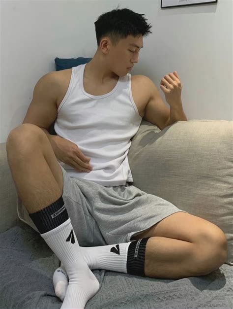 黑皮帅哥穿白袜， 肌肉的线条特别性感……