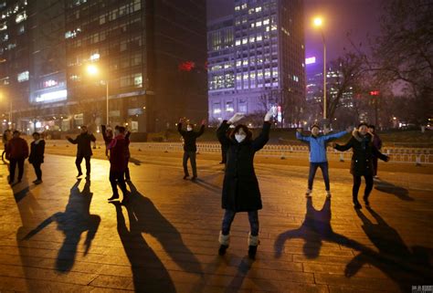 北京大妈不惧雾霾红色预警 戴口罩跳广场舞 ——人民政协网