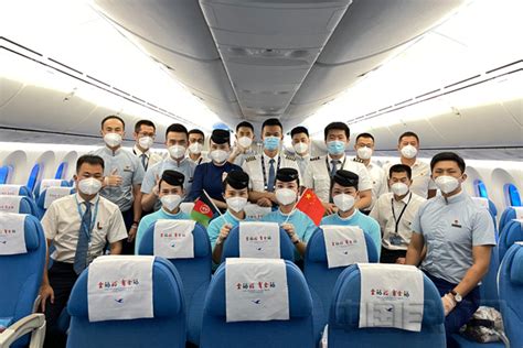 中国女足搭乘东航航班启程回国