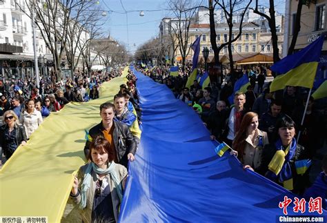 乌克兰民众“拼”巨型国旗抗议克里米亚入俄(组图)_财经_中国网