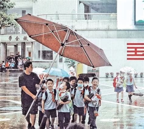 【天气】天河暴雨，小学生冒雨上学