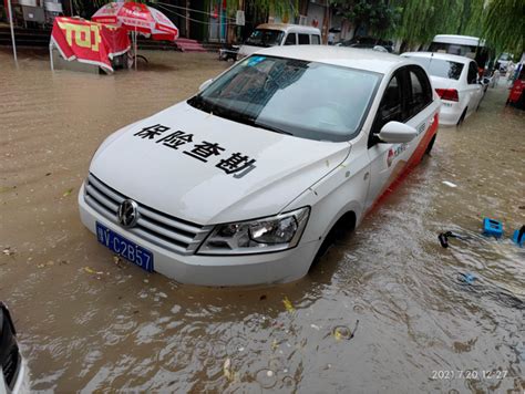 郑州暴雨致东三环车辆趴窝，救援队一起帮其将车从水中推出(含视频)_手机新浪网