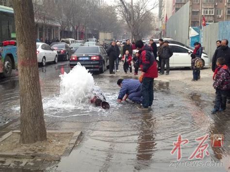 郑州一轿车倒车撞断消防栓 1米水柱喷涌20分钟--河南分网--人民网