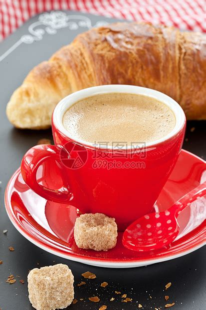 咖啡和羊角面包时光时间摩卡早餐饼干焙烤乡村黑板勺子食物高清图片下载-正版图片322172399-摄图网
