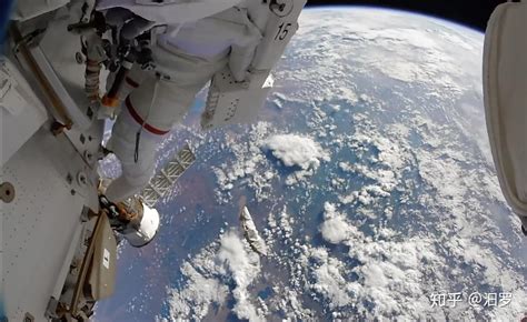 宇航员在空间站高度使劲向地球扔一把螺丝刀能否成功击中地球？ - 知乎