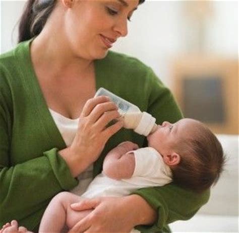 喂养：怎样让母乳喂养的宝宝用奶瓶吃奶_健康_腾讯网