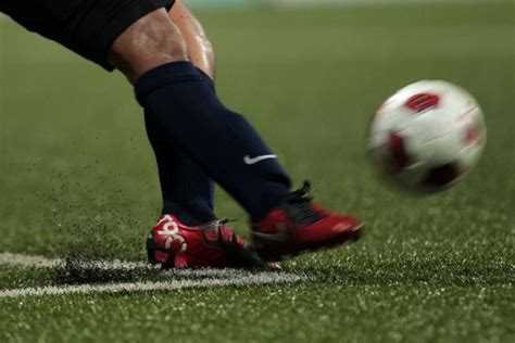 一起学足球：提高传接球过程中的抬头观察和无球跑位能力__凤凰网