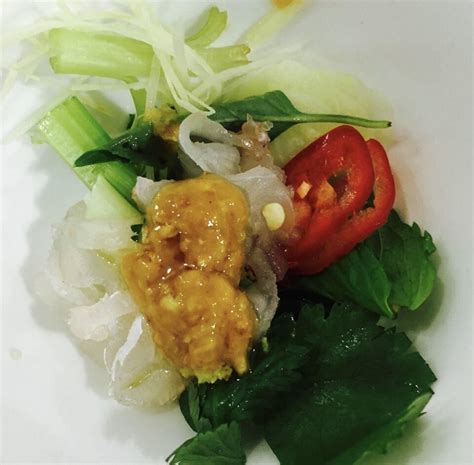 三文鱼生鱼片配彩虹沙拉和蘸酱高清摄影大图-千库网