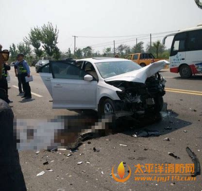 陕西两车高速公路相撞 客车冲出护栏侧翻7人被困 事故致18人受伤