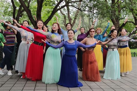 杨丽萍广场舞大辫子 单扇扇子舞含背面动作分解教学_腾讯视频