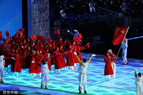 万众期待的东道主！中国冬奥代表团开幕式入场_凤凰网