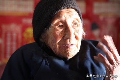 农村109岁老奶奶喜欢喝白酒，过年收到10瓶，看能喝多少天|老奶奶|侄子|农村_新浪新闻