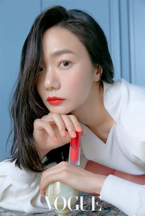 裴斗娜最新时尚杂志照妆容靓丽皮肤白腻_韩国娱乐新闻_