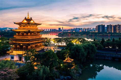 浙江的衢州有着深厚的历史文化底蕴、美丽独特的自然风光和民俗特色；