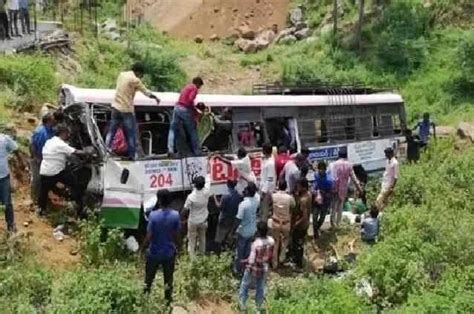 历史上的今天9月11日_2018年印度南部特伦甘纳邦一部巴士超载，失控堕下山谷，造成最少55人死亡，至少33人受伤。[1]