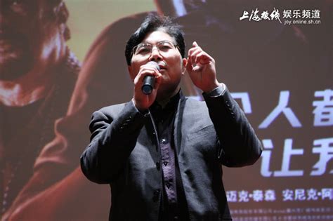 电影《中国推销员》上海首映 女主角一身红装优雅抢镜——上海热线娱乐频道