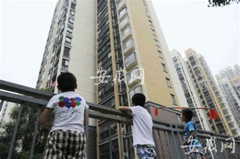 男童随母亲购物被抱走 1小时后坠亡 警方最新通报-中国网